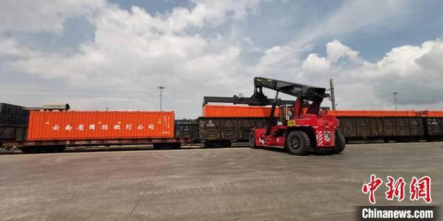 创新物流新篇章 多功能集装箱助力中老铁路高效运营